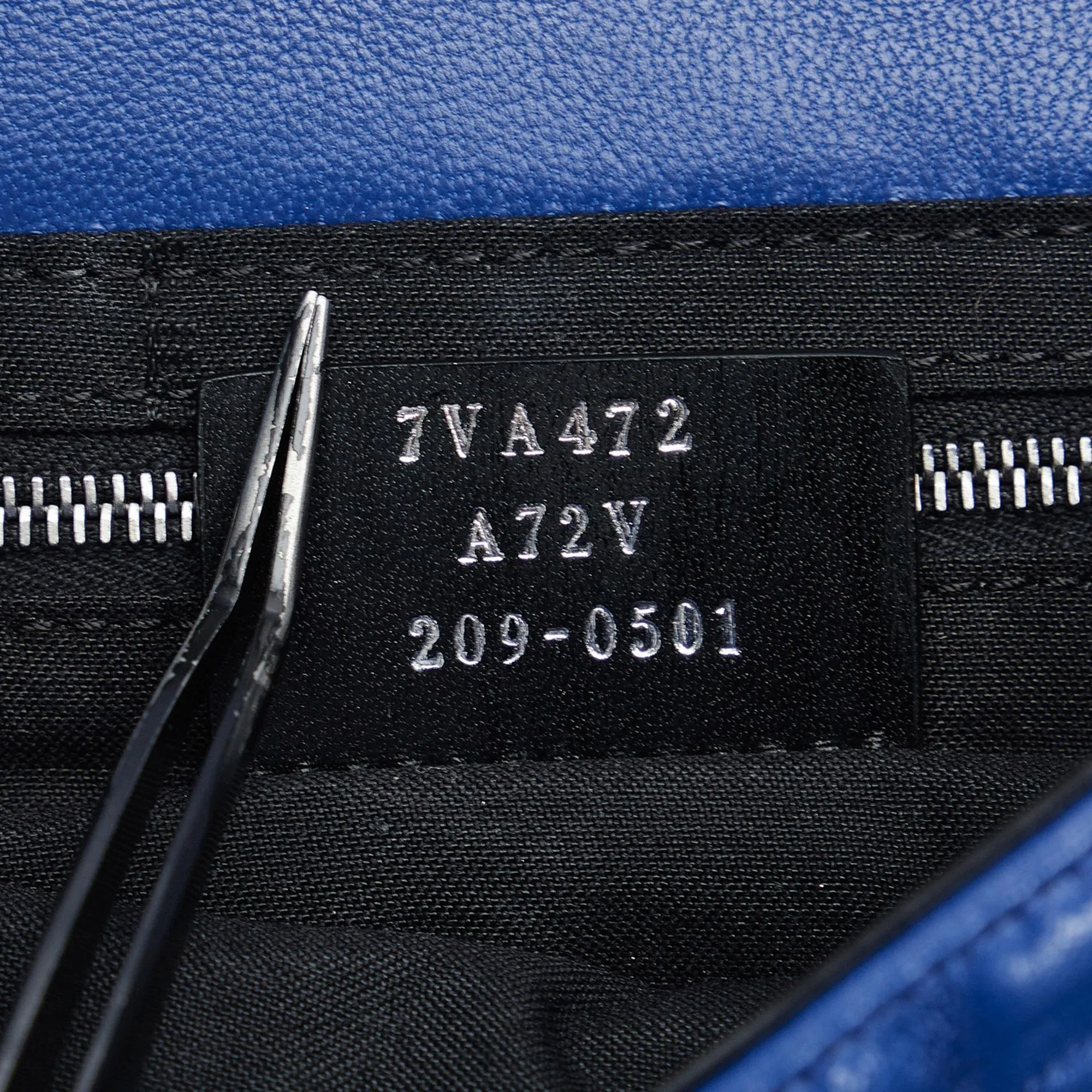 Fendi FF Embossed Baguette (SHG-pXFYHQ)