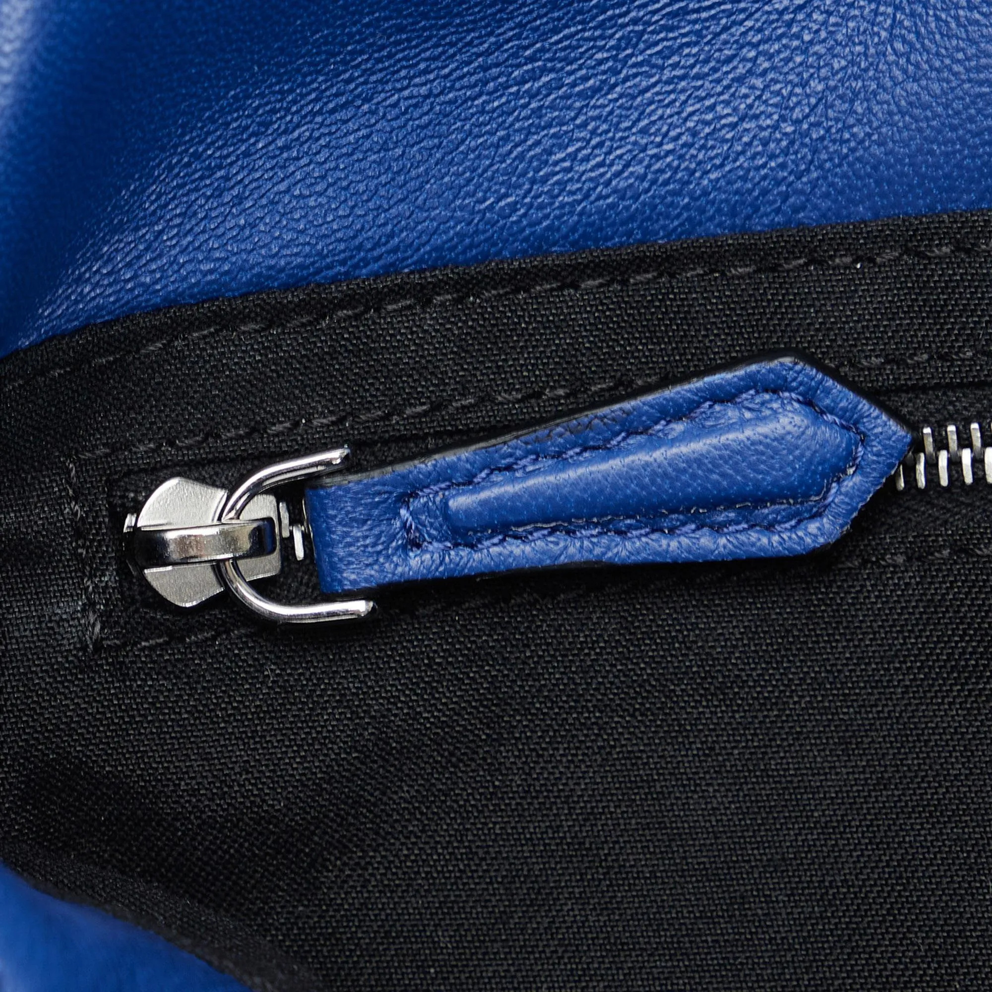 Fendi FF Embossed Baguette (SHG-pXFYHQ)